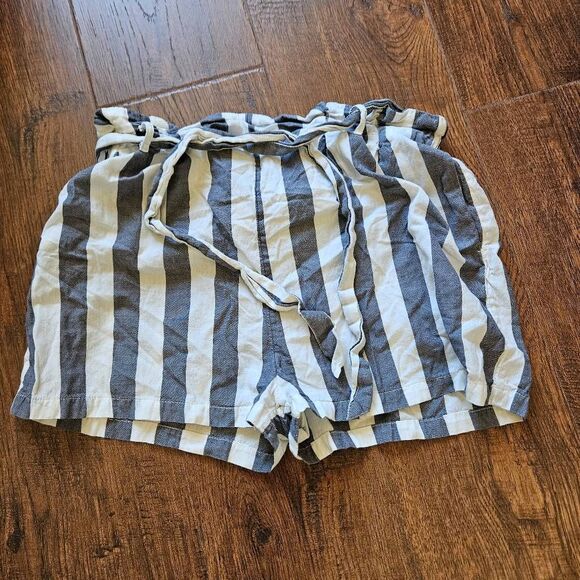 Stradivarius Striped Shorts with Belt - Picture 2 of 7